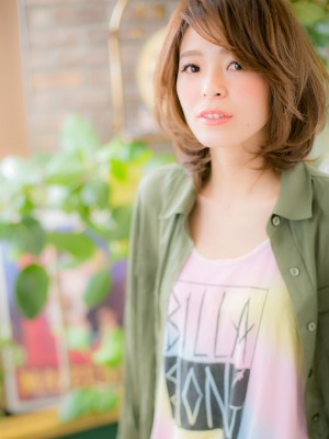 鎖骨ミディうねりカールで女っぽさ底上げb