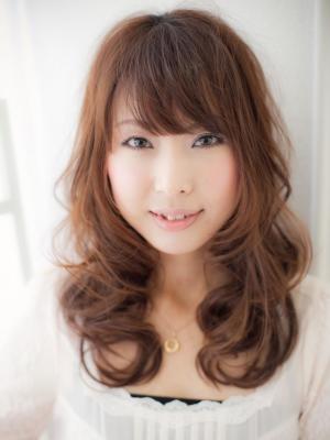 ショコラカラーが魅力のフェミニンカール