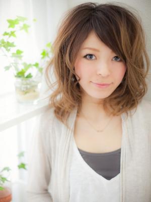 グラデカラーの、ふんわり個性派ゆるカール