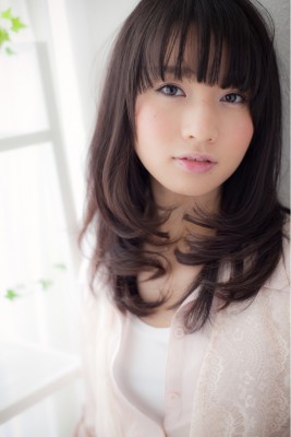 黒髪でも優しいナチュラルセミディ