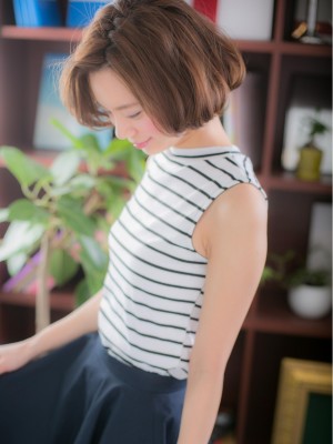 毛先のカールが上品！大人のハンサムボブa