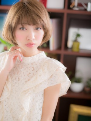 明るめカラーの艶感ふわっとボブa