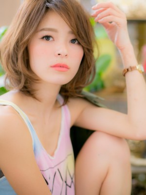 鎖骨ミディうねりカールで女っぽさ底上げa