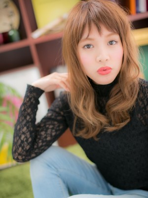 短めバングが新鮮！ラフウェーブa