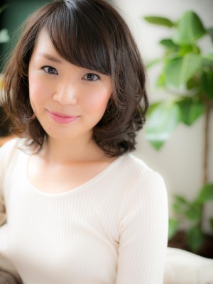 黒髪でも「やわらか質感」の大人ミディアム