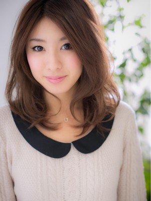 ふんわり鎖骨で揺れる、愛されミディー