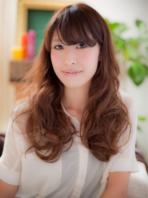 小顔効果も♪大人の愛されウェーブロング