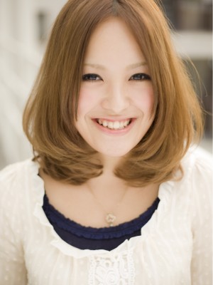 艶サラ感が魅力のやわらかセミディ