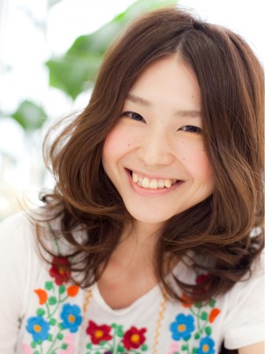 大きめカールのガーリーミディアム