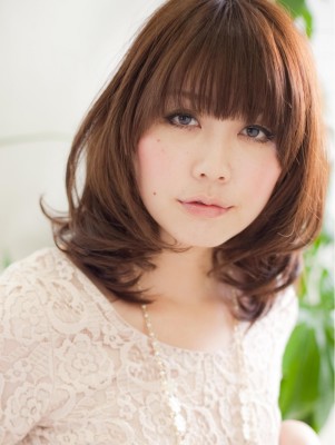 重めシルエットで魅せるナチュラルセミディ