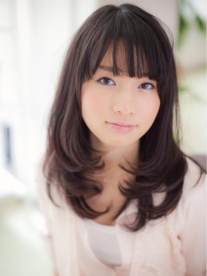 黒髪でも優しいナチュラルセミディ