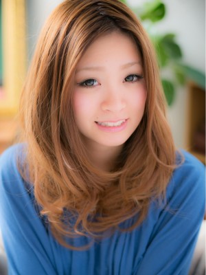 ランダムカールな毛先の、リラックスセミディ