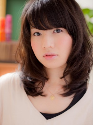 黒髪が引き立つ、透明感カール