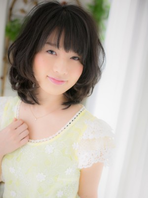 黒髪の束感を愉しむ、揺れ感ミディーｂ