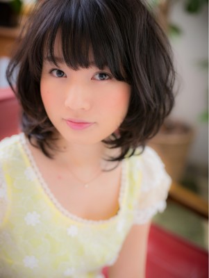 黒髪の束感を愉しむ、揺れ感ミディーa