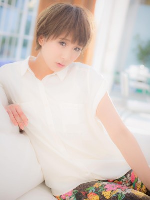 無造作感がオシャレな、ハイトーンショート