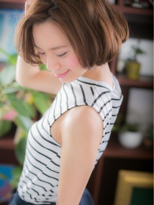 毛先のカールが上品！大人のハンサムボブa