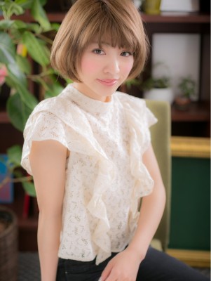 明るめカラーの艶感ふわっとボブb