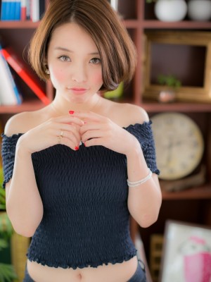 旬なヌーディーカラーで大人なフレンチボブb