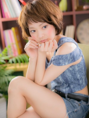 小顔シルエットな、ふんわり無造作ショートb