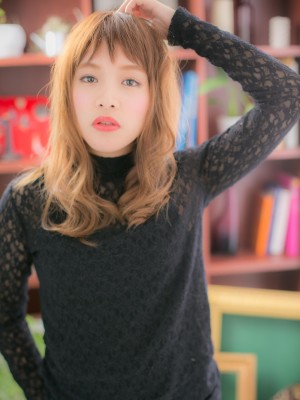 短めバングが新鮮！ラフウェーブa