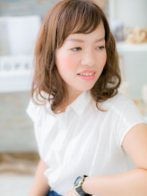 ショートバングが愛らしい♪ゆるふわセミディｂ