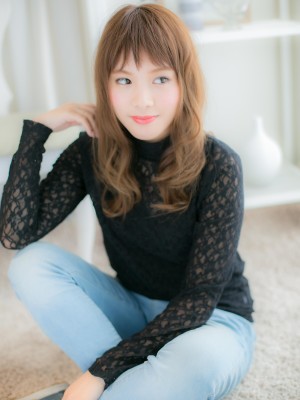 短めバングが新鮮！ラフウェーブb