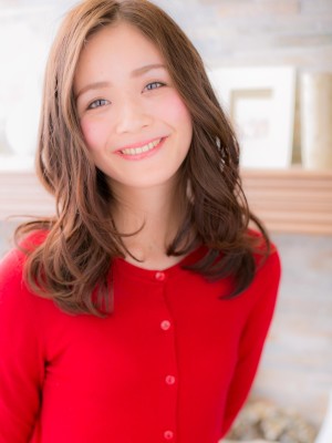 抜け感ある、ゆるふわミディb