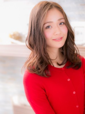 抜け感ある、ゆるふわミディa