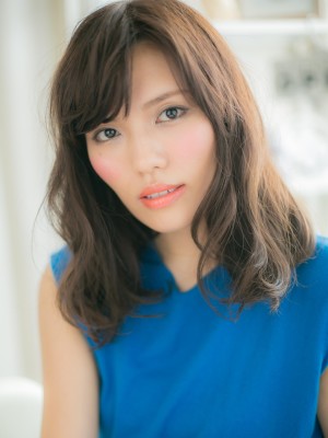 流し前髪で大人レディ…抜け感セミディa
