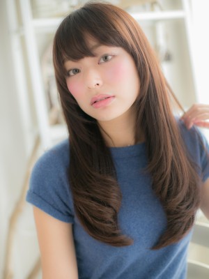 【素髪感が魅力…たおやかロング】