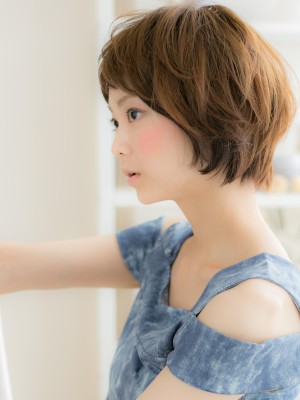 【横顔スタイル】小顔シルエットな、ふんわり無造作ショート