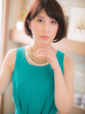 【ボブスタイル】耳かけもオシャレ♪フェミニン大人ボブ
