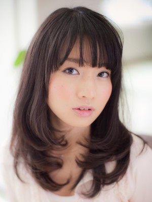 【黒髪・暗髪style】黒髪でも優しいナチュラルセミディ