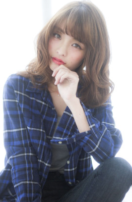 パーマで簡単スタイリングのカジュアルミディ