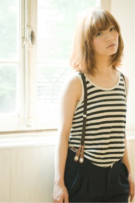 ヌーディカラーが個性的で大人かわいいフェミニンマッシュボブ