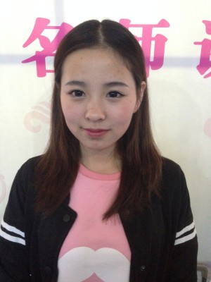 大人かわいい黒髪センターパート美髪ストレート