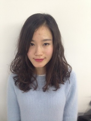 大人かわいい斜めバングエアリーカールニュアンスロング