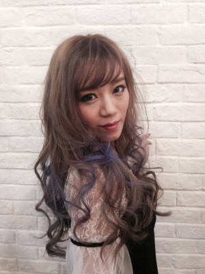 外国人風ウェービー厚めバングが大人かわいいマーメイドアッシュ