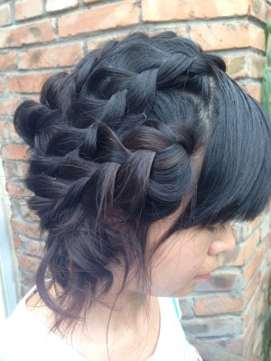 無造作ルーズが大人かわいいクラシカルな編み込みヘアアレンジ