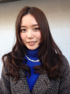 大人かわいい♪センターパートフェミニンロング