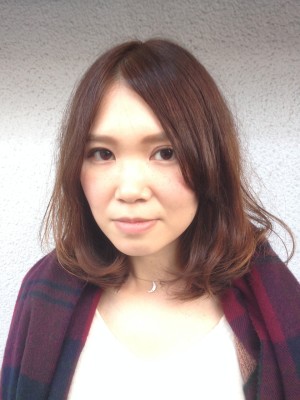 大人かわいいセンターパートふんわりエアリー鎖骨ミディ