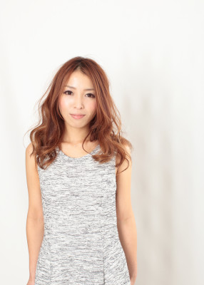 華やかさとルーズさがミックス、ゆるふわフェミニンスタイル