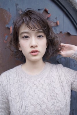 束感とシースルーバングがポイントのレイヤー入りボブ
