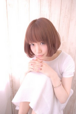 ピンクベージュのフェミニンショートボブbymaho