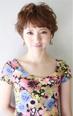 ワンカールの質感をきかせた春ショート