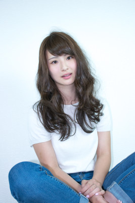 ダークカラーとおもめのカットの大人可愛いロングスタイル