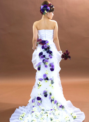 春のウェディングドレススタイル・カラーフラワードレスのイメージ画像