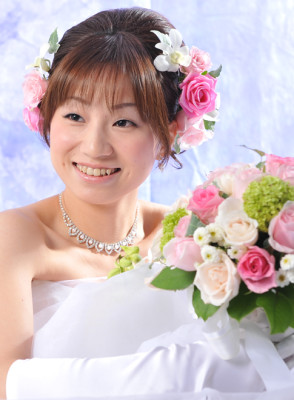 春のウェディングドレススタイル・生花髪飾りブライダルヘアのイメージ画像
