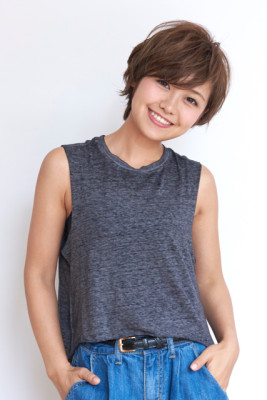 大人の耳掛けショートスタイル